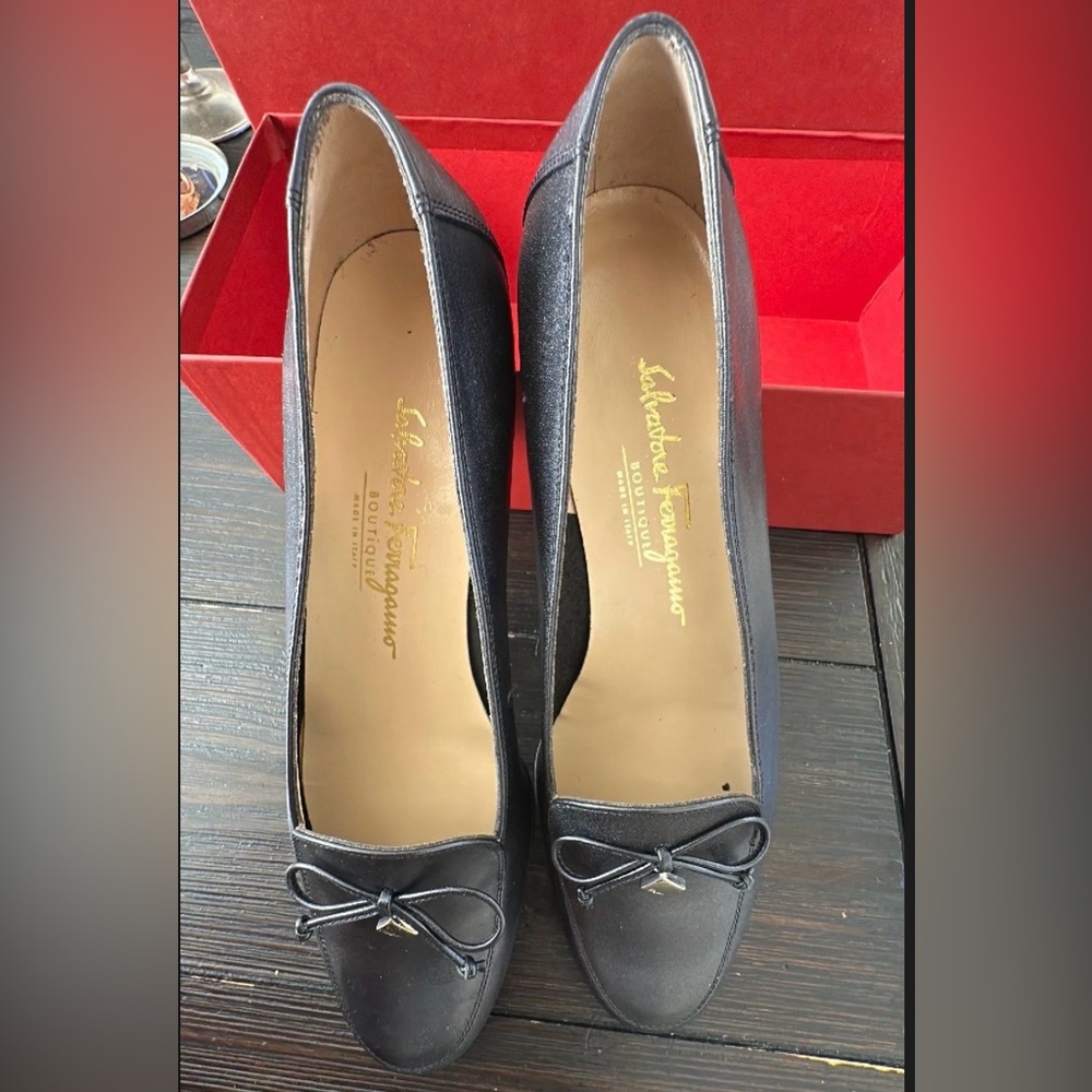 NEW Salvatore FERRAGAMO Black Leather Flats Loafers with Bow and charm 9B